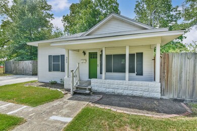 302 Oxford St, Tomball, TX 77375 - photo 2