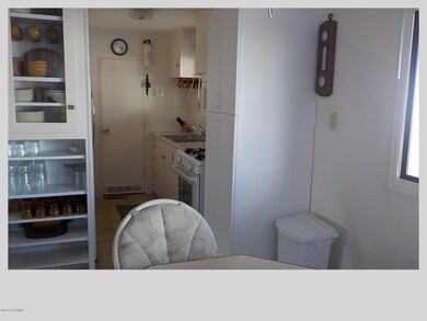 Dining/kitchen