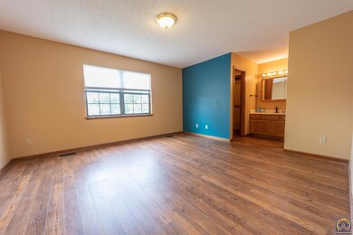 4319 SW Colly Creek Dr, Topeka, KS 66610 - photo 6