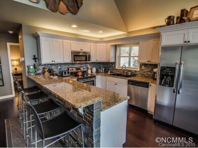 Kitchen w/ Breakfast Bar
