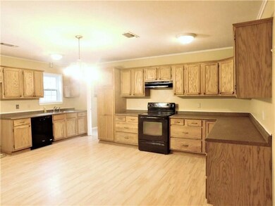 105 Spring Creek Dr, Pineville, LA 71360 - photo 2