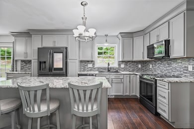 128 Melbourne Ct, Naugatuck, CT 06770 - photo 2