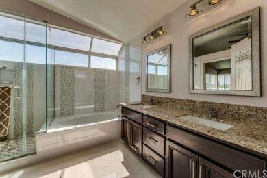 Upgraded master bath w. newer porcelain tiles, fra