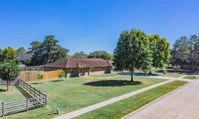 335 S Shirley St, Alvin, TX 77511 - photo 3