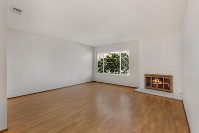 Living room unstaged