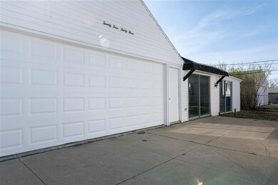 2433 Deborah Dr SW, Cedar Rapids, IA 52404 - photo 5
