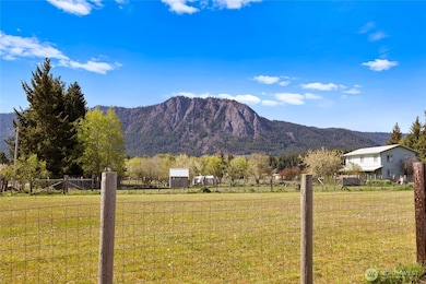 Beautiful Peoh Point location, minutes to town.