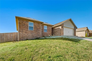 1481 Colonel Hawthorne Dr, Prairie Grove, AR 72753 - photo 2