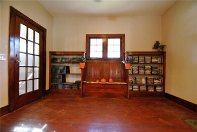 Fantastic built in's with storage in the bench