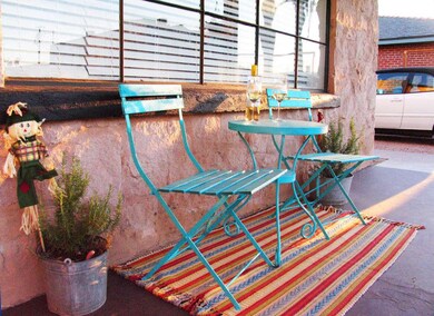 541-Front Porch