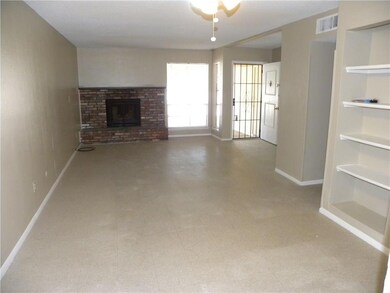 Living/Dining Rm Combo w/PLENTY of space