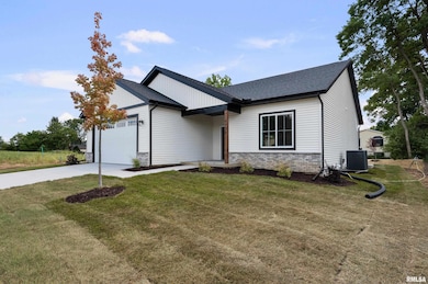 4730 Willow Cir, Davenport, IA 52806 - photo 2