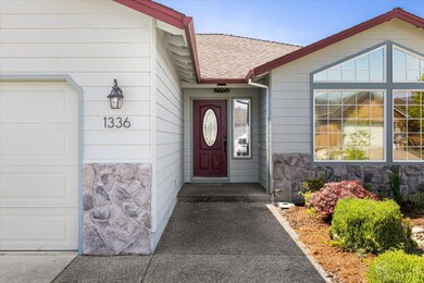 1336 Hawk Dr, Central Point, OR 97502 - photo 3