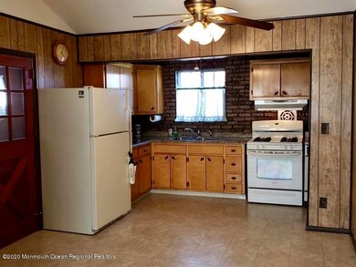 Middle Kitchen
