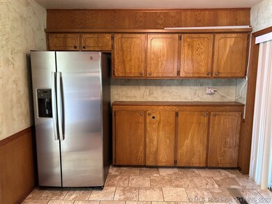 Refrigerator stays with the home