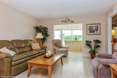 02_2100SWLakeCircle_Unit109_1_LivingRoom