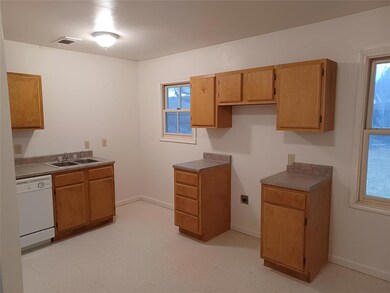 609 Livingston Dr, Hurst, TX 76053 - photo 3