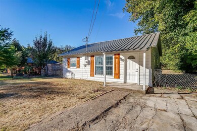 705 N Wood St, Cleburne, TX 76033 - photo 2