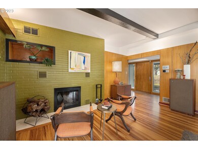 Living Room/Entrance