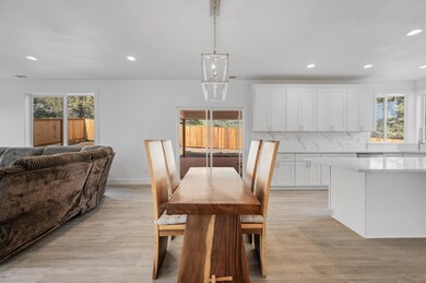 dining_2450sf_RealSavi_KlamathFalls_newb