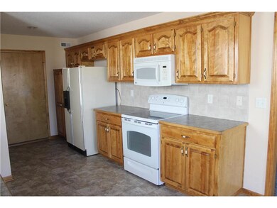 beautiful cabinets with roll outs. all appliances 