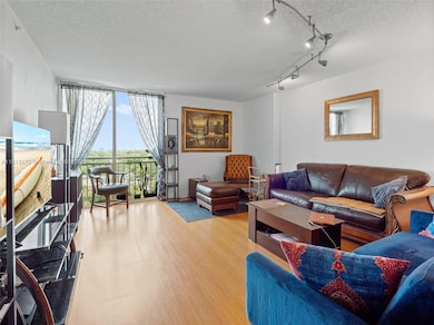 SPACIOUS LIVING AND DINING AREA