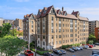 Hampton Hall unit 1E, Pittsburgh, PA 15213 - photo 2