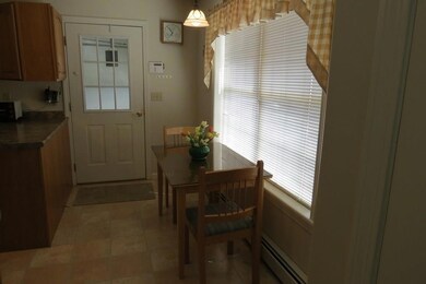 Cute kitchen table nook