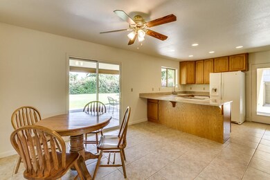 9th-Kitchen & Eating Area