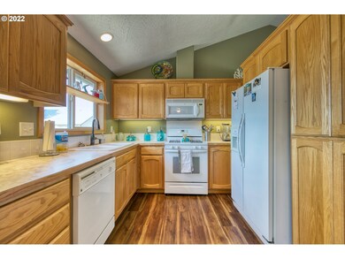 342 Morse Ave, Creswell, OR 97426 - photo 3