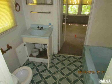 102 E Dayton St, Harrisburg, IL 62946 - photo 6