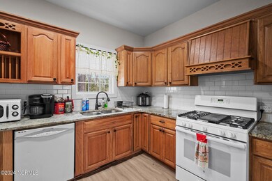 106 N Lloyd St, Burgaw, NC 28425 - photo 5