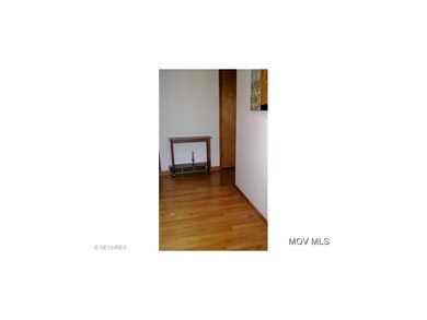 Entry w/closet & hardwood flrs