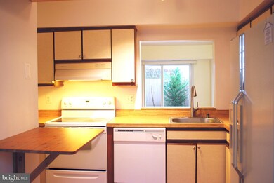 285 Sedgemoor Square, Sterling, VA 20164 - photo 2