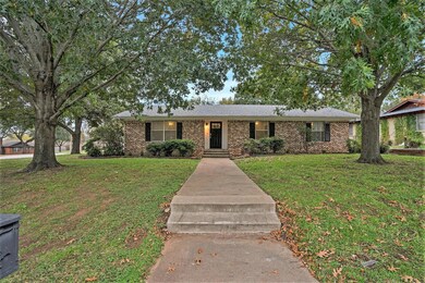 1201 Wedgewood Dr, Cleburne, TX 76033 - photo 3
