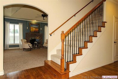 A GORGEOUS FOYER THAT LOOKS INTO THE GREAT ROOM