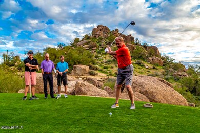 Play golf with friends