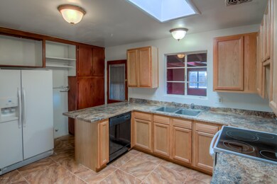 14 Kitchen photo b