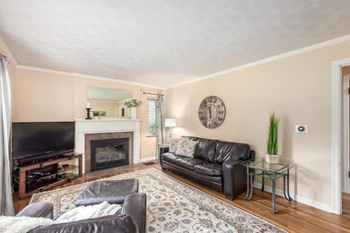 Beautiful Great Room w/ Hardwood