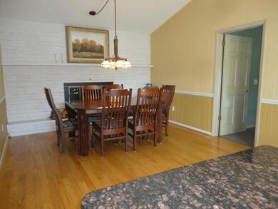 Forest Hills 980 - Dinette