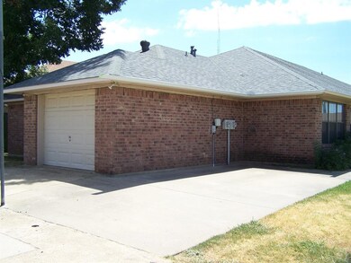 715 1/2 W Chestnut St, Denison, TX 75020 - photo 3