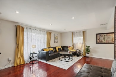 Elegant living room with lots of natural light !