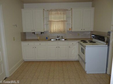 309 Gilmer Cir, Reidsville, NC 27320 - photo 3