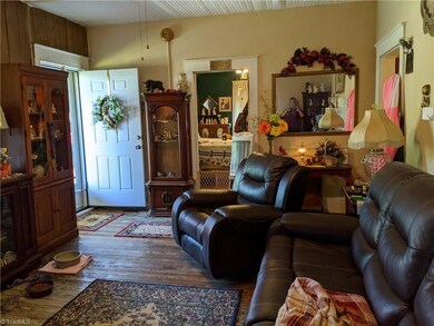 403 Thomas St, Reidsville, NC 27320 - photo 6