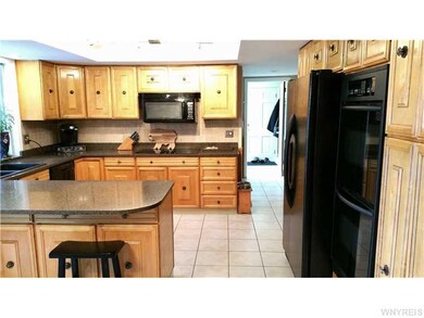 Kitchen Double ovens, tons of storage, silestone c