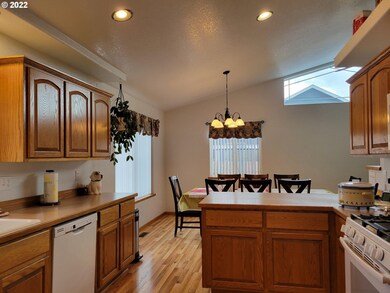 206 Nicholas Ct, Sutherlin, OR 97479 - photo 4