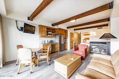 5_Living-Room_1800x1200_3638799