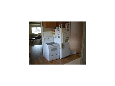 Kitchen. Nice new appliances