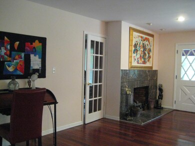 KITCHEN/ DINING RM 20' x 28'.