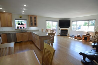 Kitchen & Living